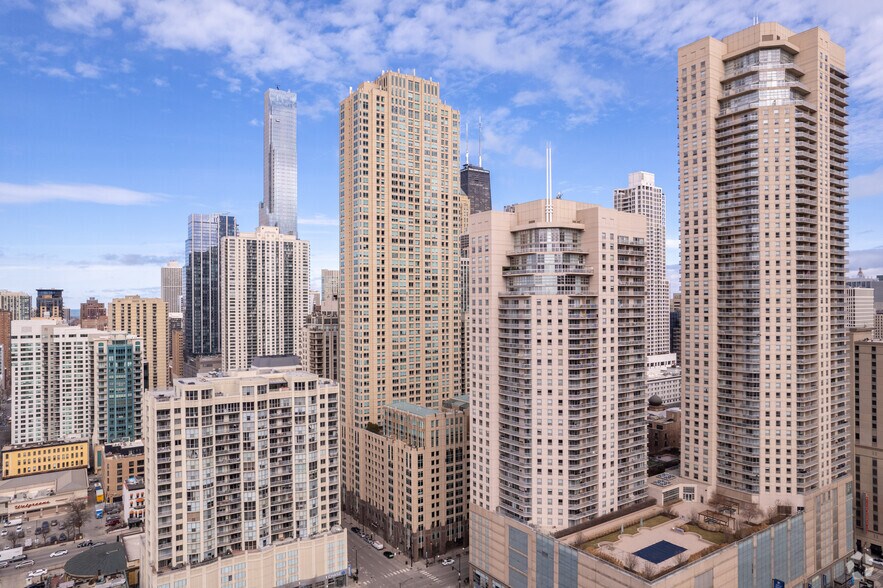 33 W Ontario St, Chicago, IL à louer - Photo du bâtiment - Image 1 de 8