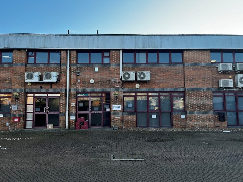 Dwight Rd, Watford for lease - Primary Photo - Image 1 of 4