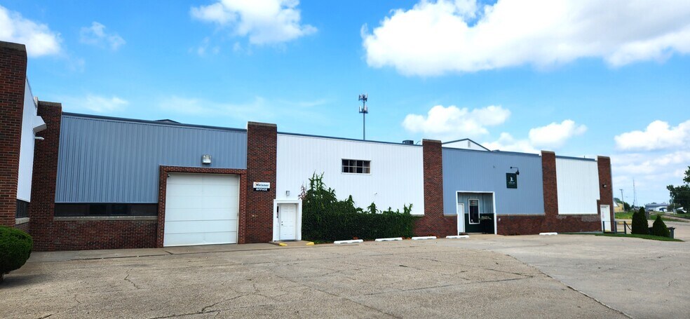 200 N 8th Ave E, Newton, IA à louer - Photo du bâtiment - Image 3 de 19