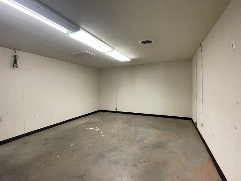 1225 Rail St, Greensboro, NC for lease - Interior Photo - Image 2 of 9