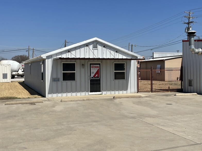 110 S 1st St, Krum, TX for sale - Building Photo - Image 1 of 1