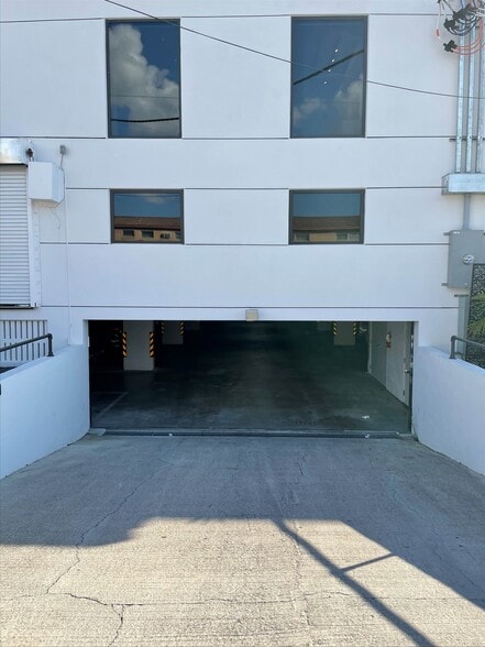 5575 NW 36th St, Miami, FL for lease - Building Photo - Image 3 of 17
