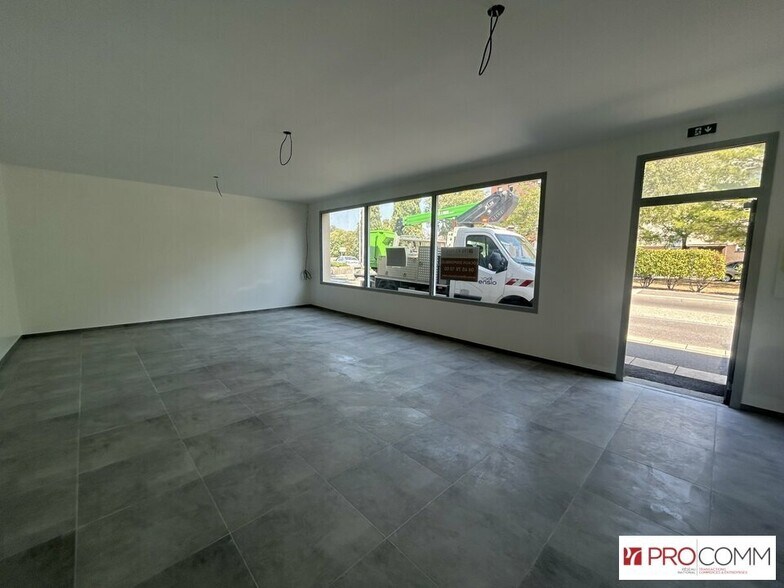 Retail in Bollene for lease - Interior Photo - Image 2 of 3