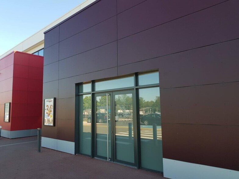 Retail in Saint-Jean for lease - Building Photo - Image 3 of 3