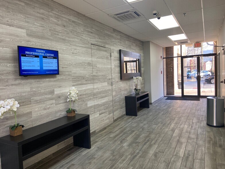 133 Maple Ave E, Vienna, VA à louer - Photo intérieure - Image 3 de 12