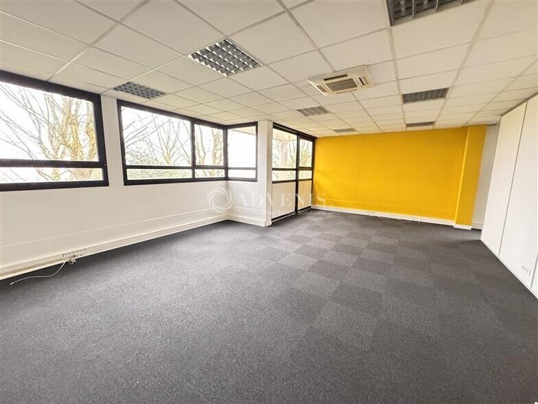Office in Lognes for lease - Interior Photo - Image 2 of 4