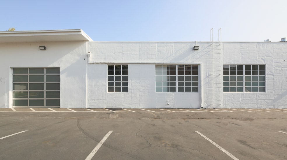 8509-8511 Steller Dr, Culver City, CA à louer - Photo du bâtiment - Image 3 de 11