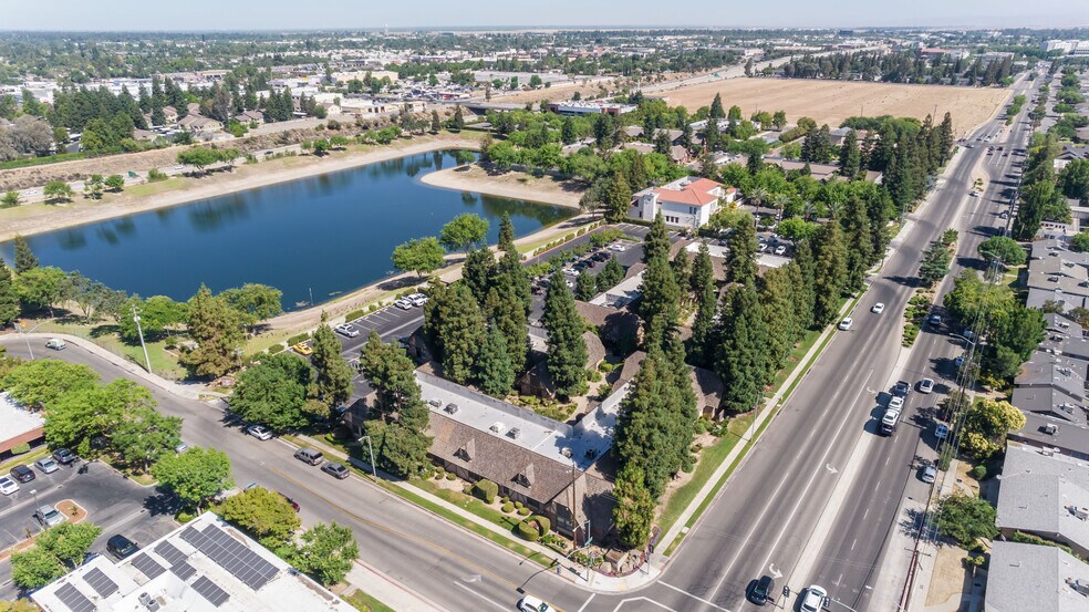 6215 N Fresno St, Fresno, CA à louer - Photo du bâtiment - Image 1 de 29