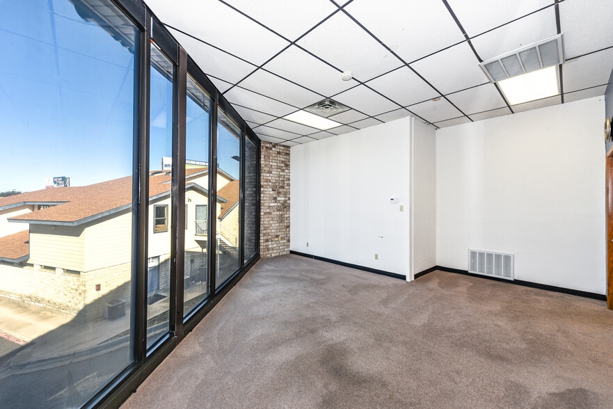 2210 E Central Texas Expy, Killeen, TX à louer - Photo du bâtiment - Image 3 de 34