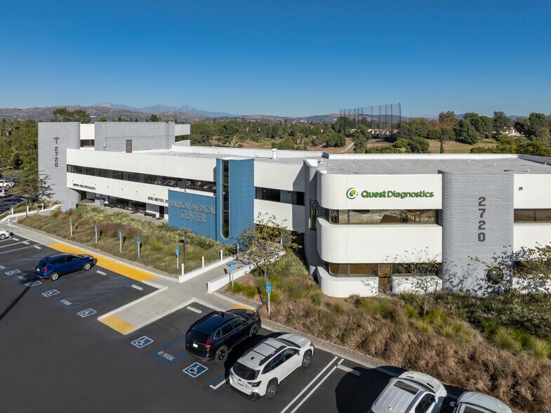 2720 N Harbor Blvd, Fullerton, CA à louer - Photo du bâtiment - Image 2 de 4