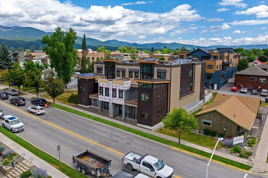 329 Baker Ave, Whitefish, MT à vendre - Photo du bâtiment - Image 3 de 13