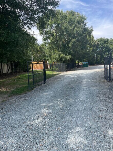 4820 Starcrest Dr, Monroe, NC à vendre - Photo du bâtiment - Image 2 de 11