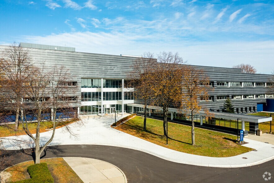 26555 Northwestern Hwy, Southfield, MI à louer - Photo du bâtiment - Image 3 de 17