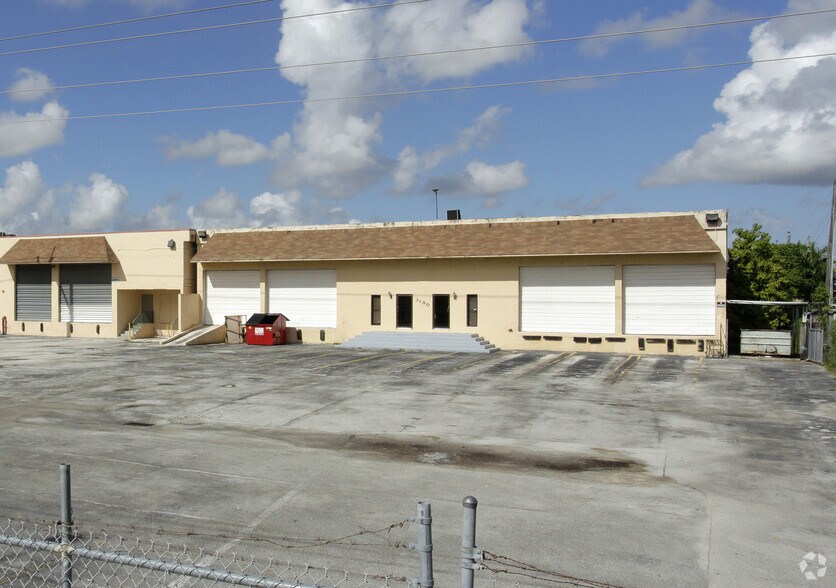 3190 W 15th Ave, Hialeah, FL à louer - Photo principale - Image 1 de 11