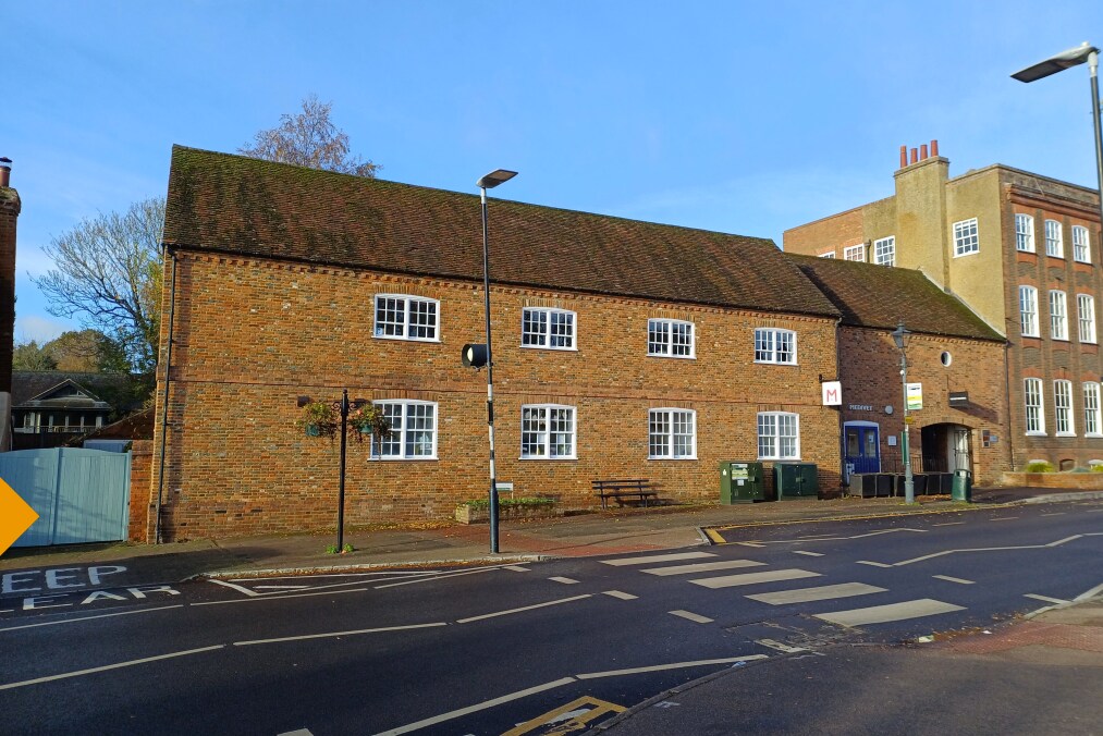 High St, Redbourn à louer Photo du bâtiment- Image 1 de 3