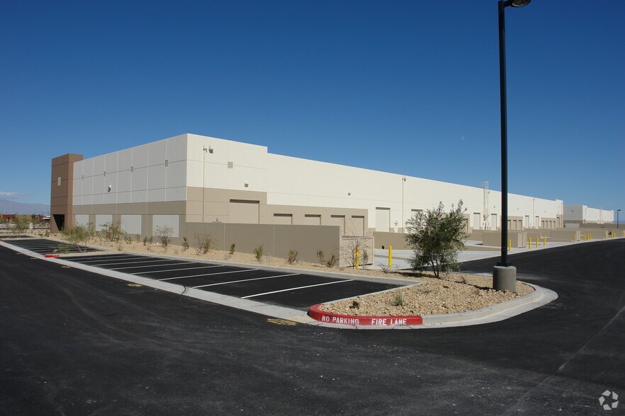 7061 W Arby Ave, Las Vegas, NV à louer - Photo du bâtiment - Image 2 de 6