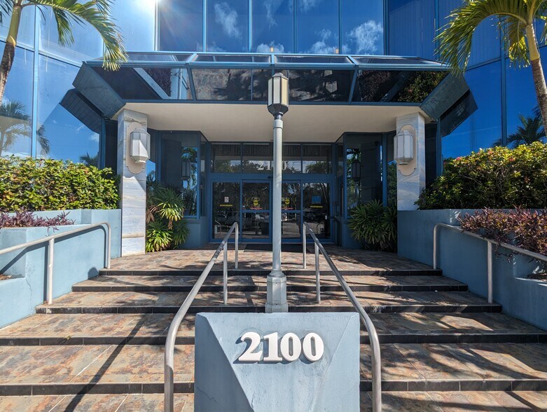 2100 SE Ocean Blvd, Stuart, FL à louer - Photo du bâtiment - Image 2 de 12