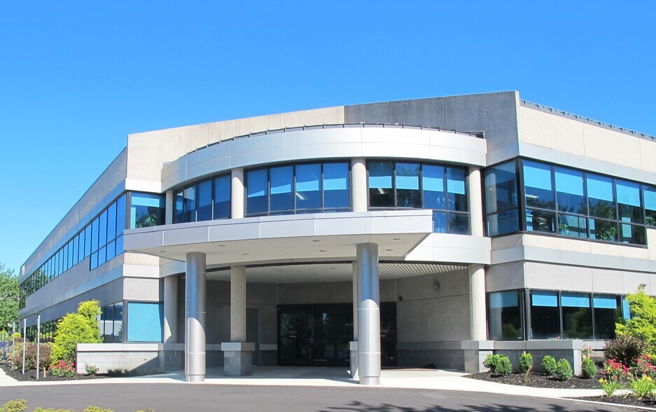 160 N Pointe Blvd, Lancaster, PA à louer - Photo du bâtiment - Image 2 de 2