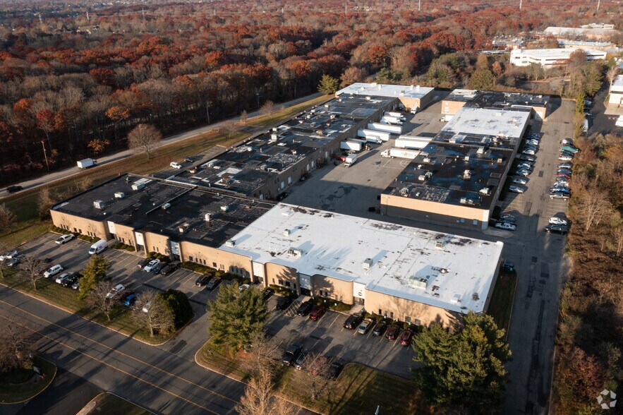 400 Oser Ave, Hauppauge, NY à louer - Photo du bâtiment - Image 3 de 12