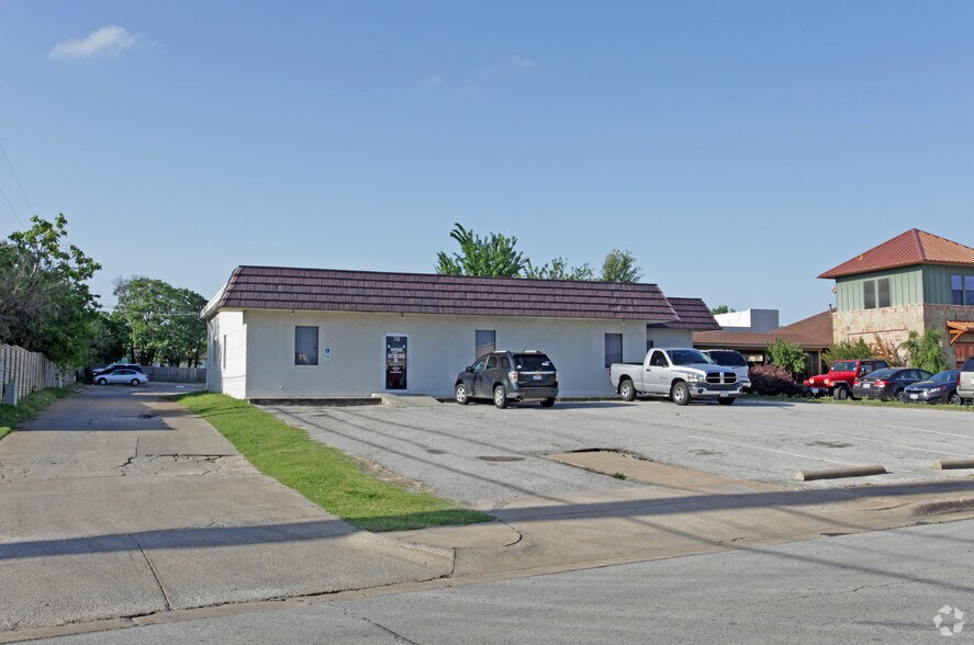 706 Springdale Rd, Bedford, TX à vendre - Photo du bâtiment - Image 2 de 38