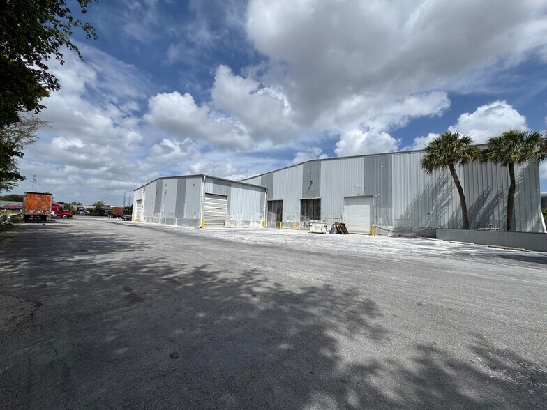 10700 NW 36th Ave, Miami, FL à louer - Photo du bâtiment - Image 3 de 10