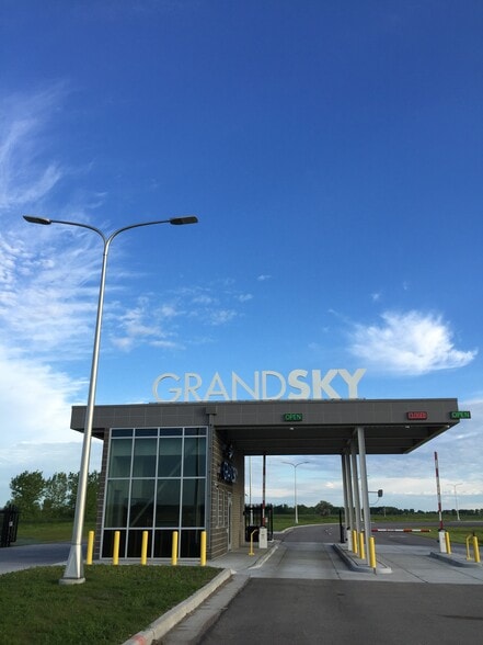 1 Grand Sky Blvd, Grand Forks Air Force Base, ND à louer - Photo principale - Image 1 de 3