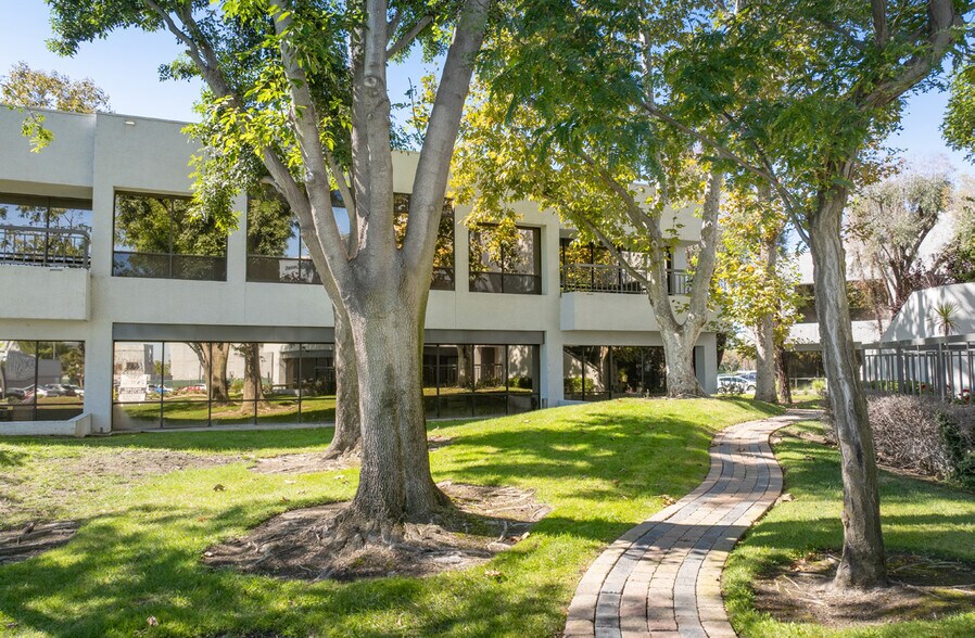 3740 S Susan St, Santa Ana, CA à louer - Photo du bâtiment - Image 3 de 13