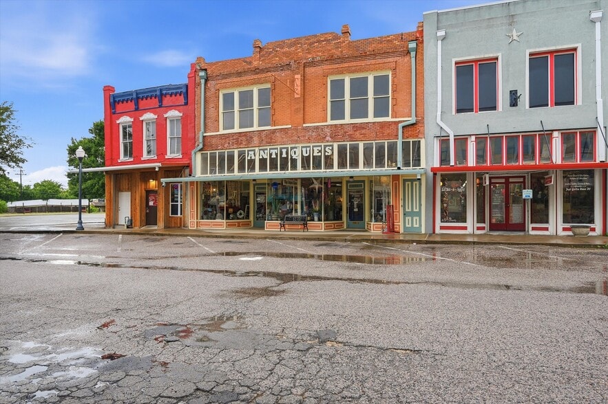321 N Main St, Bonham, TX for sale - Building Photo - Image 3 of 29