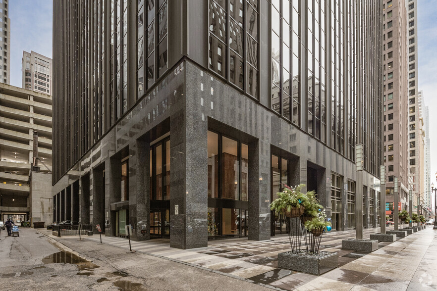 30 N LaSalle St, Chicago, IL à louer - Photo du bâtiment - Image 1 de 15