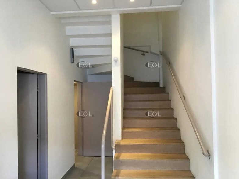 Flex in Lisses for lease - Interior Photo - Image 3 of 8