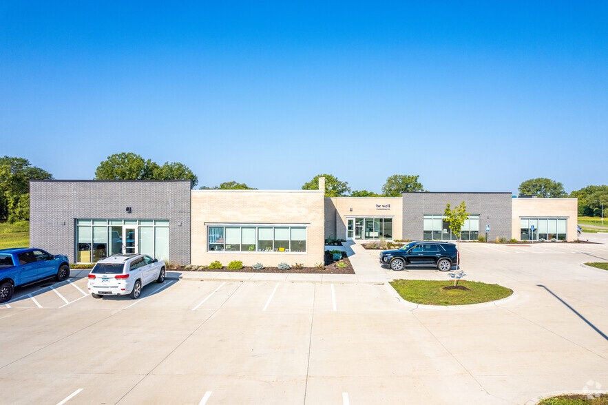 9400 Plum Dr, Urbandale, IA for lease - Building Photo - Image 2 of 4