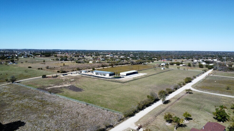 121 Pistol Rd, Weatherford, TX à louer - Photo du bâtiment - Image 2 de 5