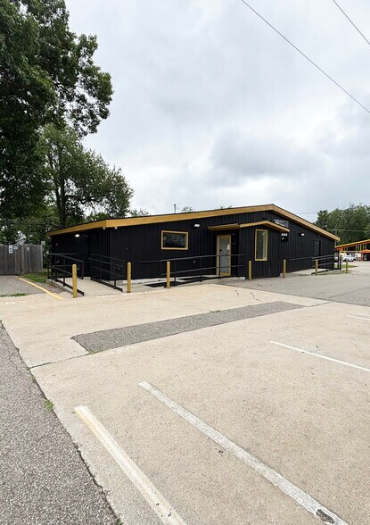 9017 S Sprinkle Rd, Kalamazoo, MI for lease - Building Photo - Image 2 of 4