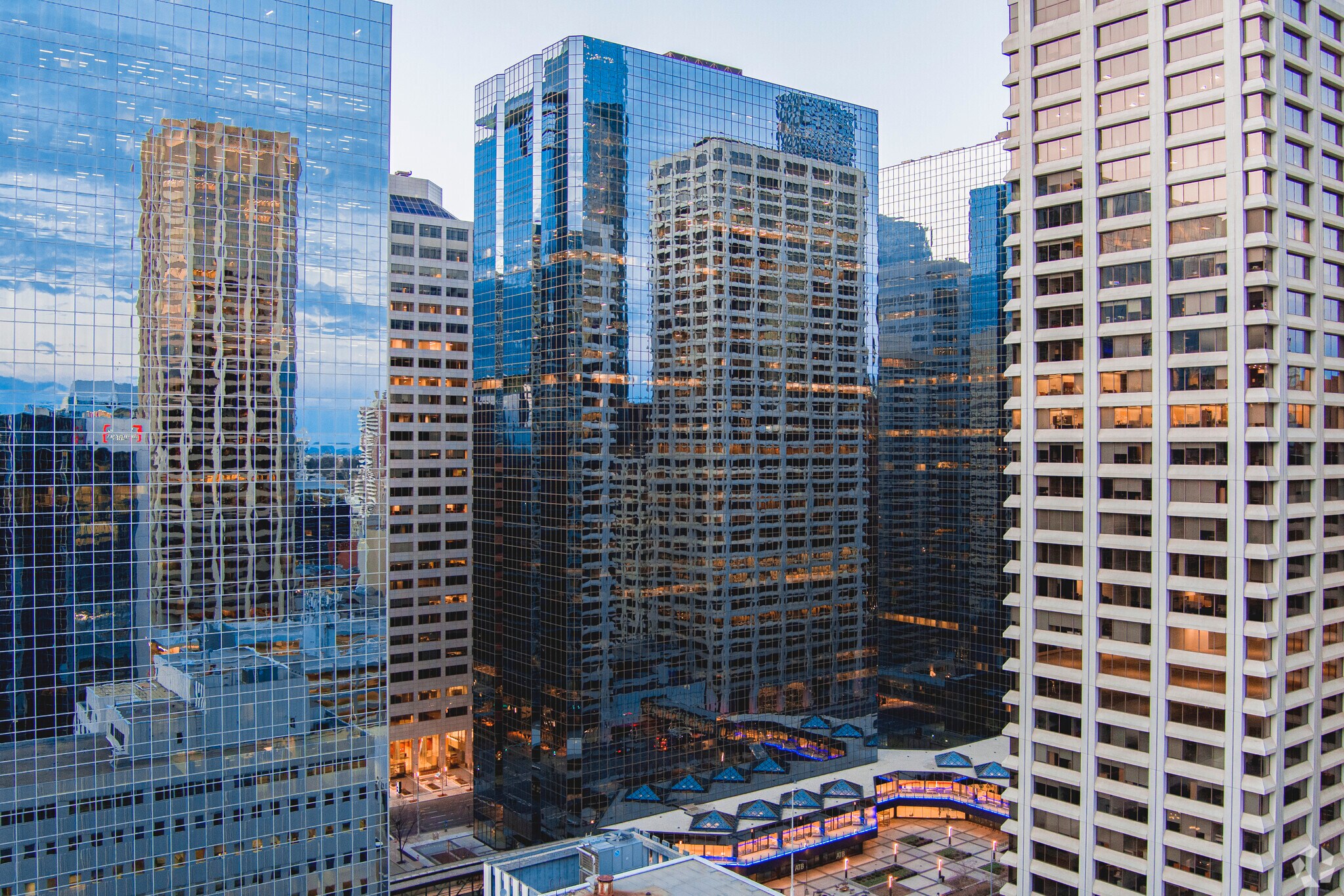 237 4th Ave SW, Calgary, AB à louer Photo du bâtiment- Image 1 de 53