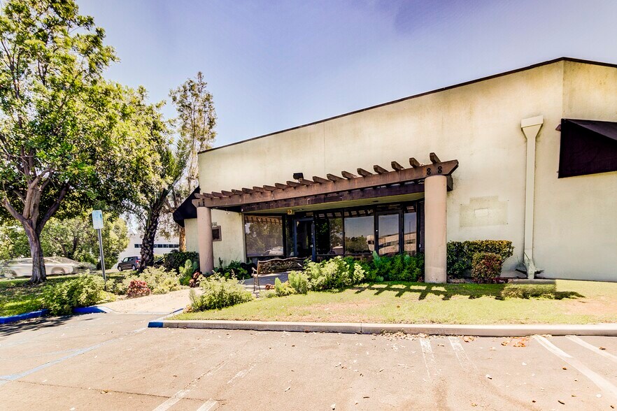 15520 Rockfield Blvd, Irvine, CA à louer - Photo du bâtiment - Image 1 de 2