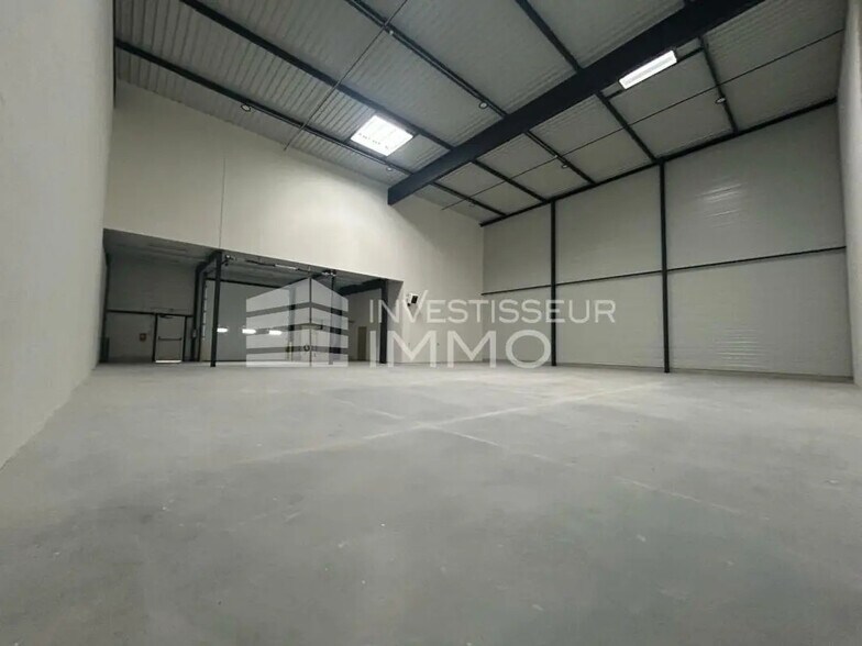 Bureau dans Osny à louer - Photo du bâtiment - Image 3 de 11