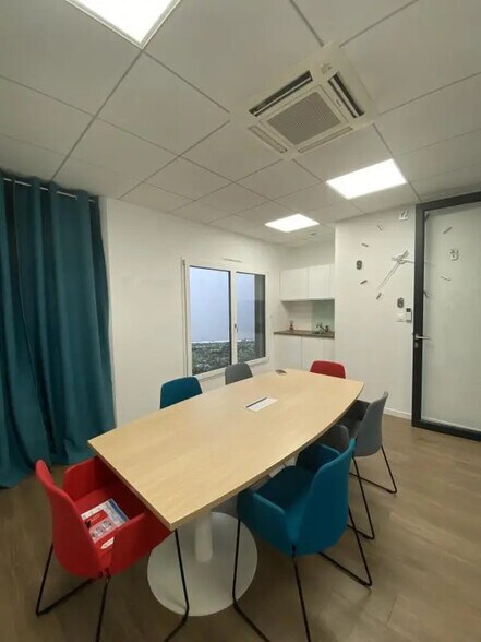 4 Bis Avenue Camille Rousset, Bron for sale - Interior Photo - Image 2 of 6