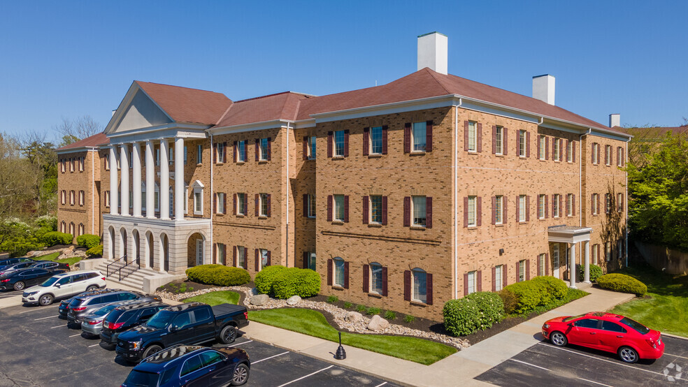 8280 Montgomery Rd, Cincinnati, OH à louer - Photo du bâtiment - Image 1 de 4