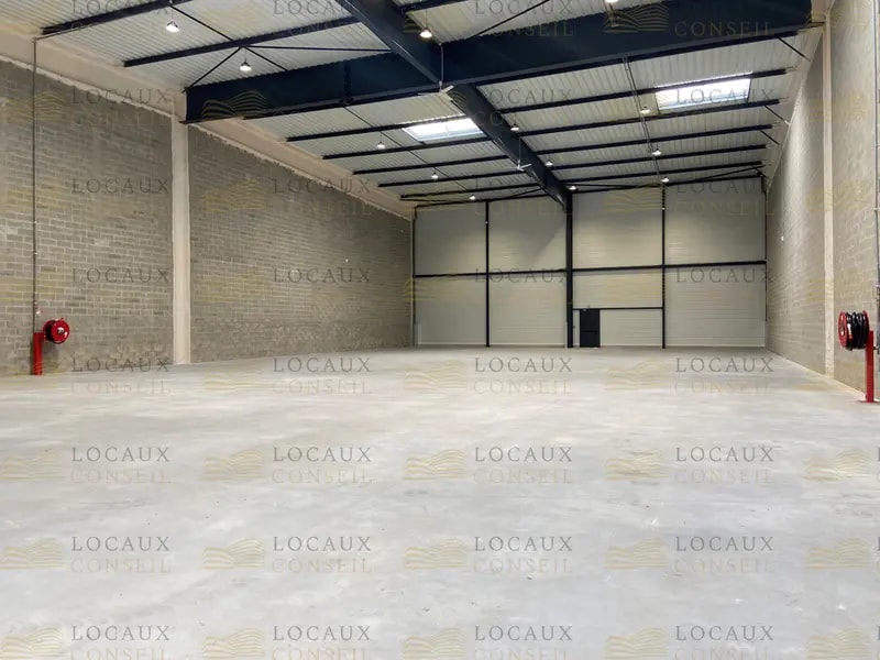 Industrial in Saint-Ouen-l'Aumône for lease Interior Photo- Image 1 of 7