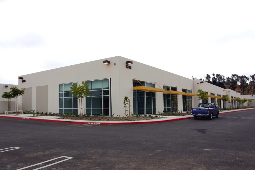 2330 La Mirada Dr, Vista, CA à louer - Photo du bâtiment - Image 2 de 8