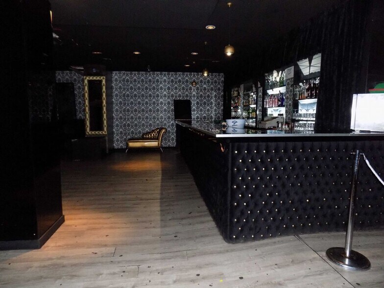 Centro Comercial Zoco portfolio of 2 properties for sale on LoopNet.ca - Interior Photo - Image 2 of 17