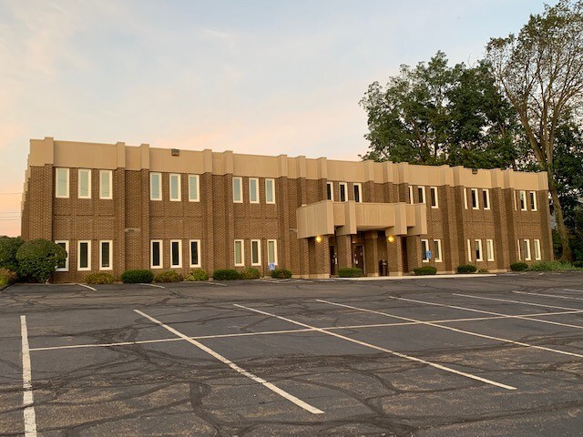 2223 Fulton Dr NW, Canton, OH à louer - Photo du bâtiment - Image 2 de 13