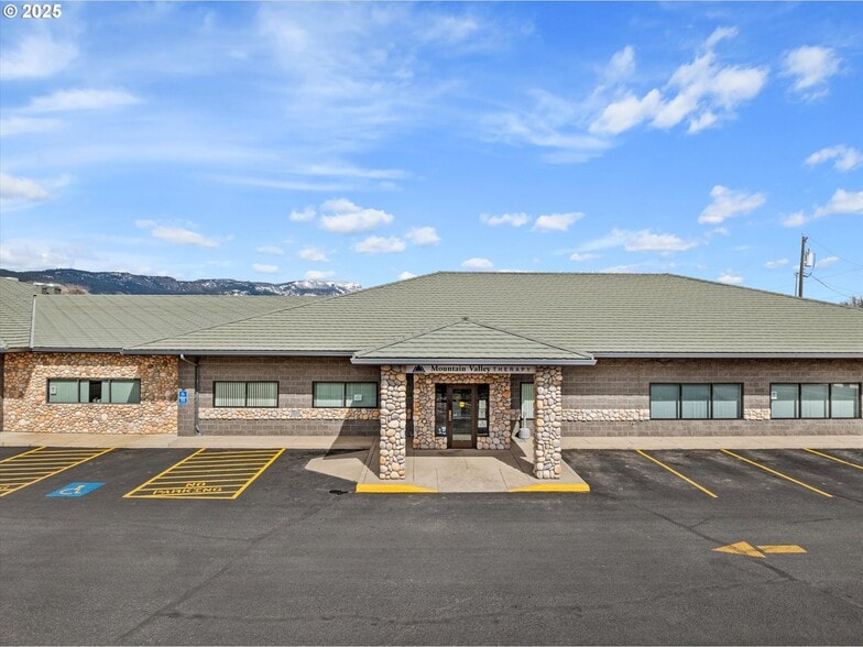 2519 Cove Ave, La Grande, OR for sale - Building Photo - Image 3 of 20