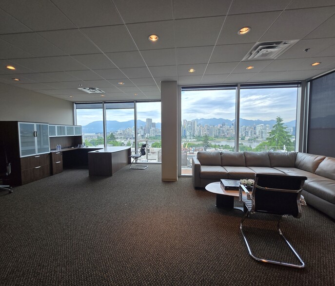 1055 W Broadway, Vancouver, BC à louer - Photo du bâtiment - Image 3 de 12