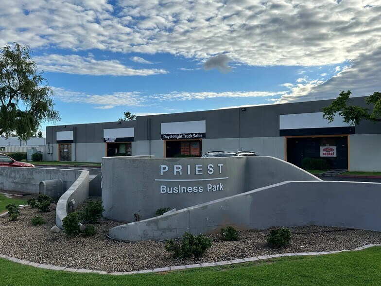 2121 S Priest Dr, Tempe, AZ à louer - Photo du bâtiment - Image 1 de 11