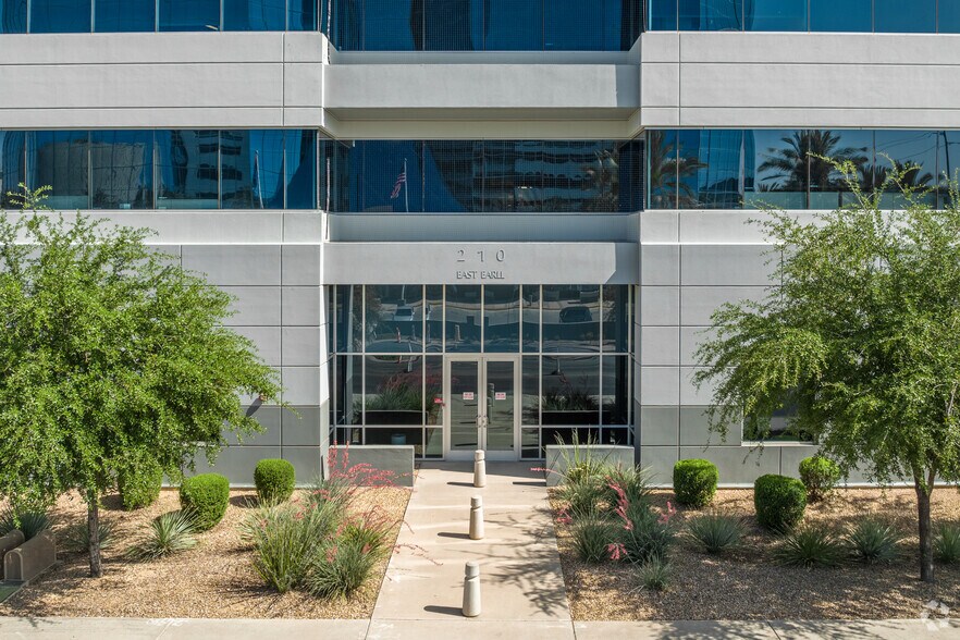 210 E Earll Dr, Phoenix, AZ à vendre - Photo du bâtiment - Image 3 de 19
