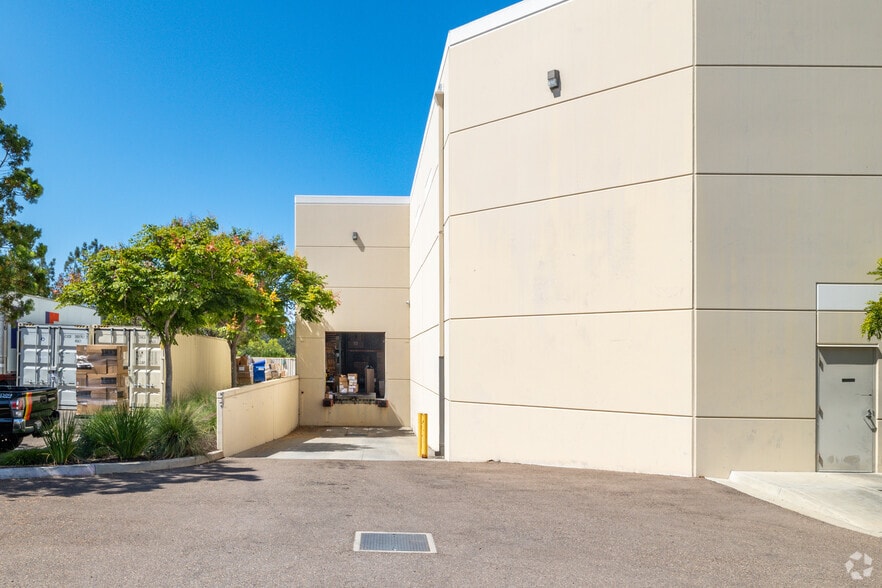3197 Lionshead Ave, Carlsbad, CA à louer - Photo du bâtiment - Image 2 de 4