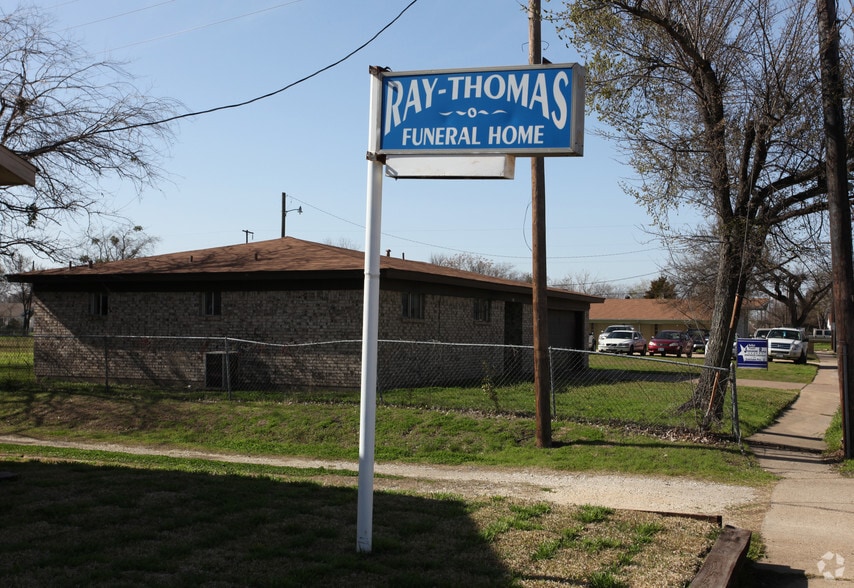 811 W Brown St, Ennis, TX à louer - Photo du bâtiment - Image 3 de 4