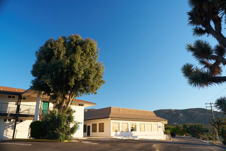 54850 29 Palms Hwy, Yucca Valley, CA à louer - Photo du bâtiment - Image 2 de 8