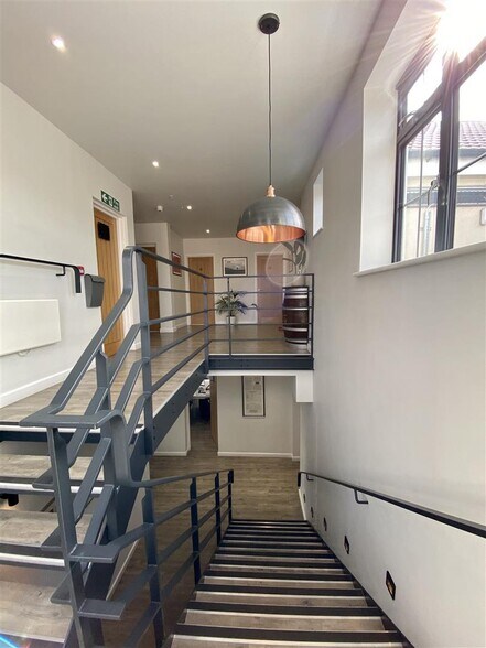 53-63 Redbridge Ln E, Ilford à louer - Photo du bâtiment - Image 3 de 19